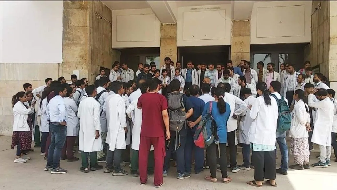 Kanpur: GSVM मेडिकल कॉलेज में सैलरी न आने पर जूनियर डॉक्टरों ने दिया धरना...प्राचार्य के कार्यालय के बाहर हड़ताल पर बैठे