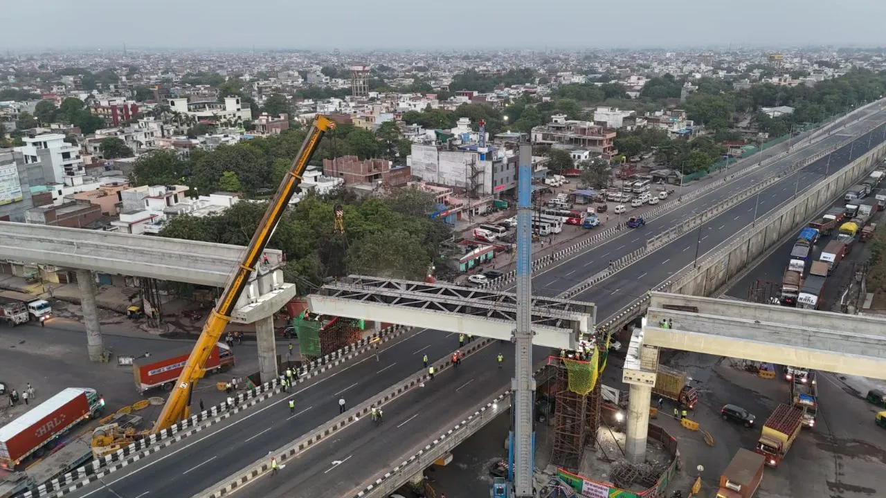 बिना पिलर के दिल्ली-कोलकाता हाइवे पार करेगी कानपुर मेट्रो, नौबस्ता चौराहे पर रखा गया स्टील बॉक्स गर्डर