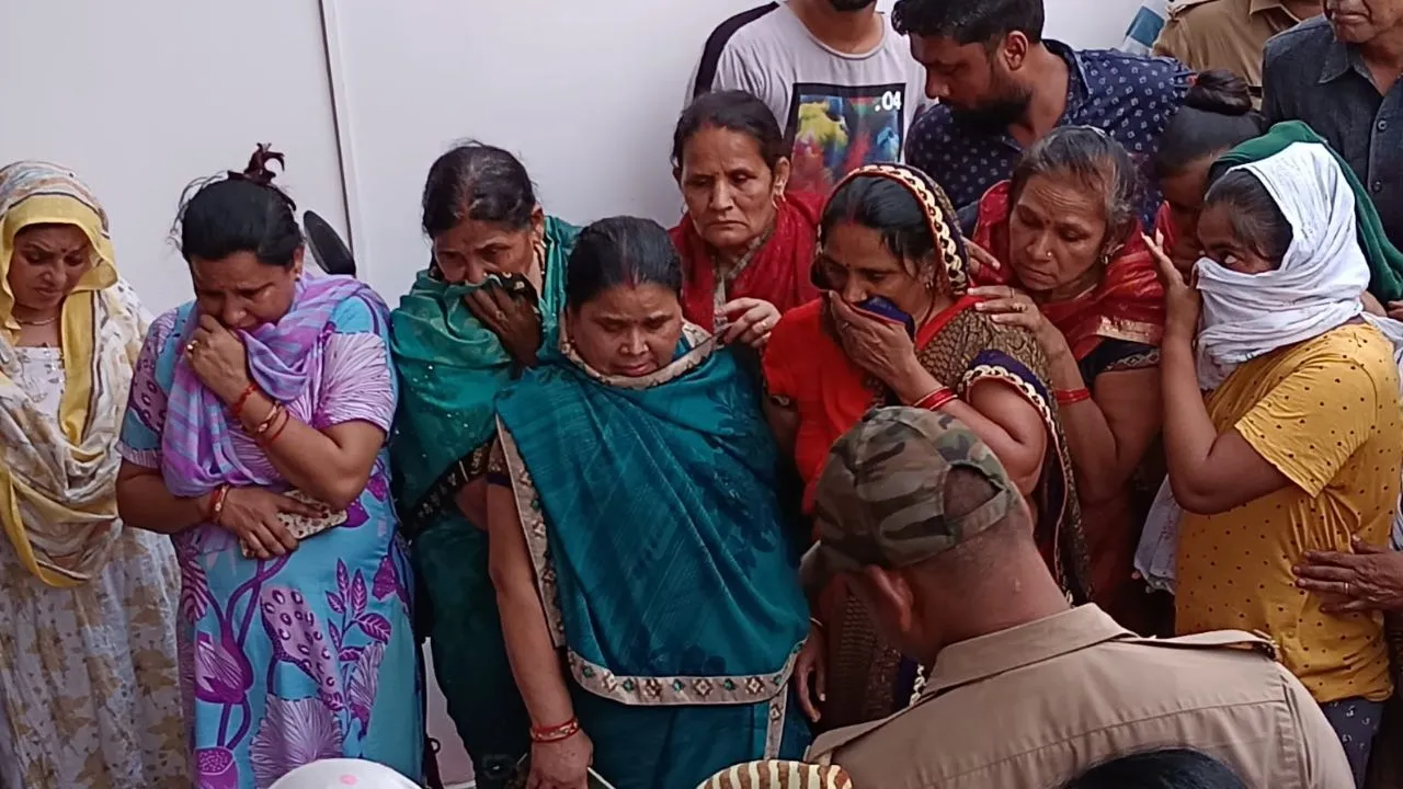 Kanpur: दरोगा का शव पहुंचा घर, परिजनों में मची चीख पुकार, पड़ोसी बोले- माइग्रेन की समस्या का अक्सर करते थे जिक्र