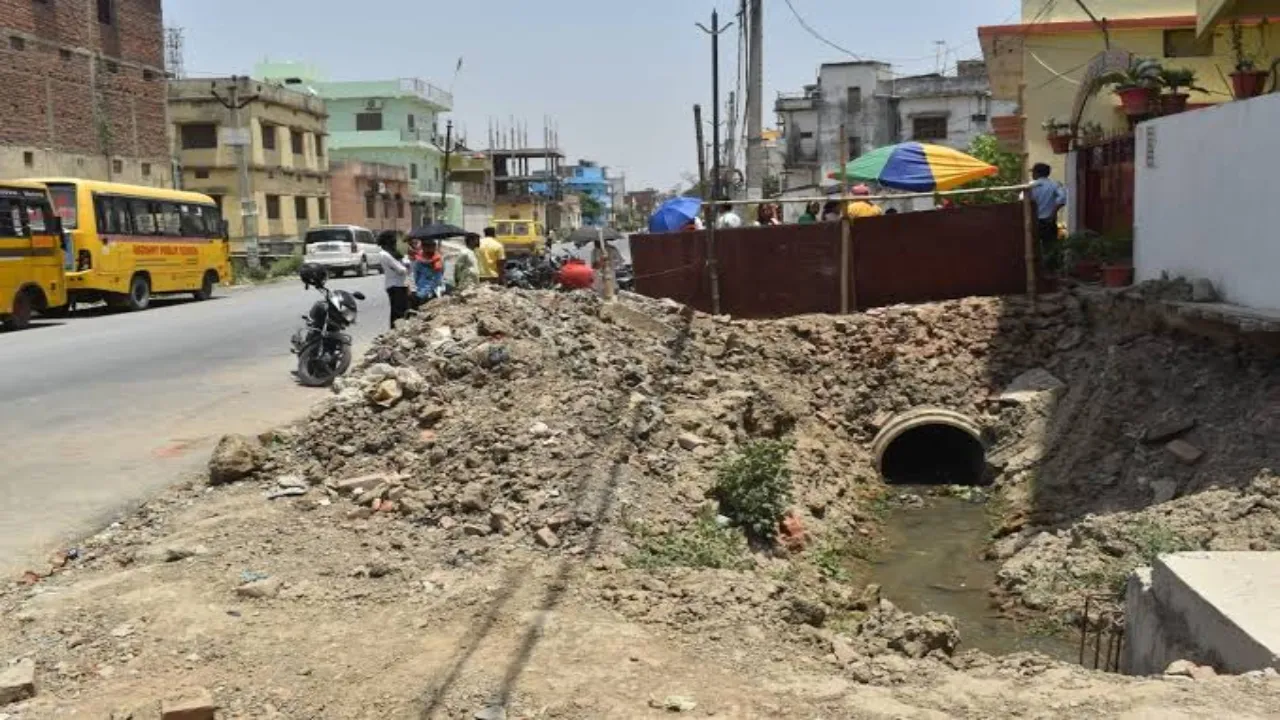 शहर में गड्ढा या गड्ढे में सड़क, महाकुंभ से पहले आधे से ज्यादा कार्य अधूरा