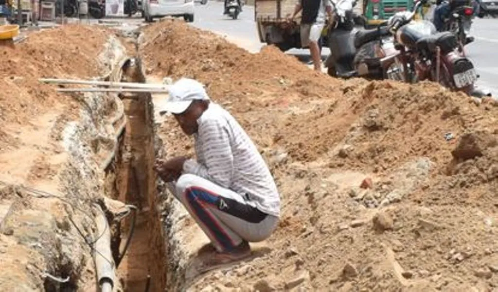 Bareilly News: फुटपाथ में गड्ढे, सड़कें अधूरी...ये है अपना स्मार्ट सिटी