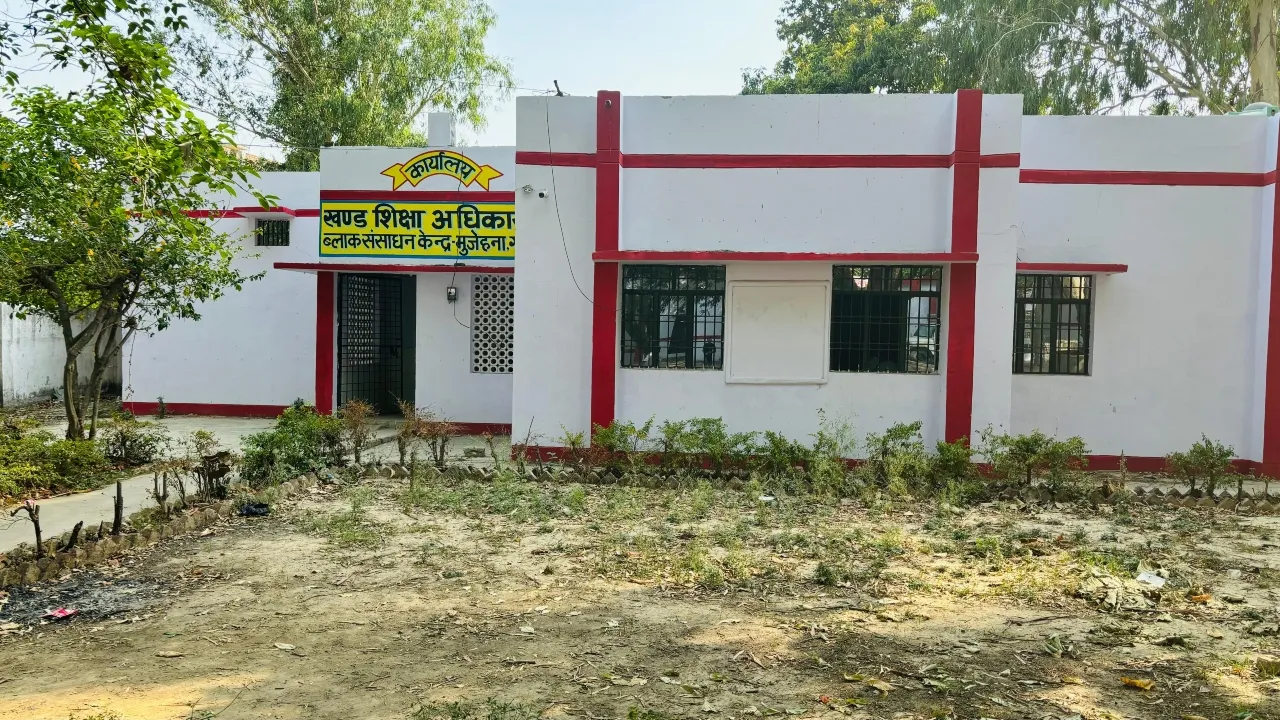 डीएम का आदेश : चुनाव ड्यूटी से अनुपस्थित शिक्षिका व शिक्षा मित्र के खिलाफ F.I.R.