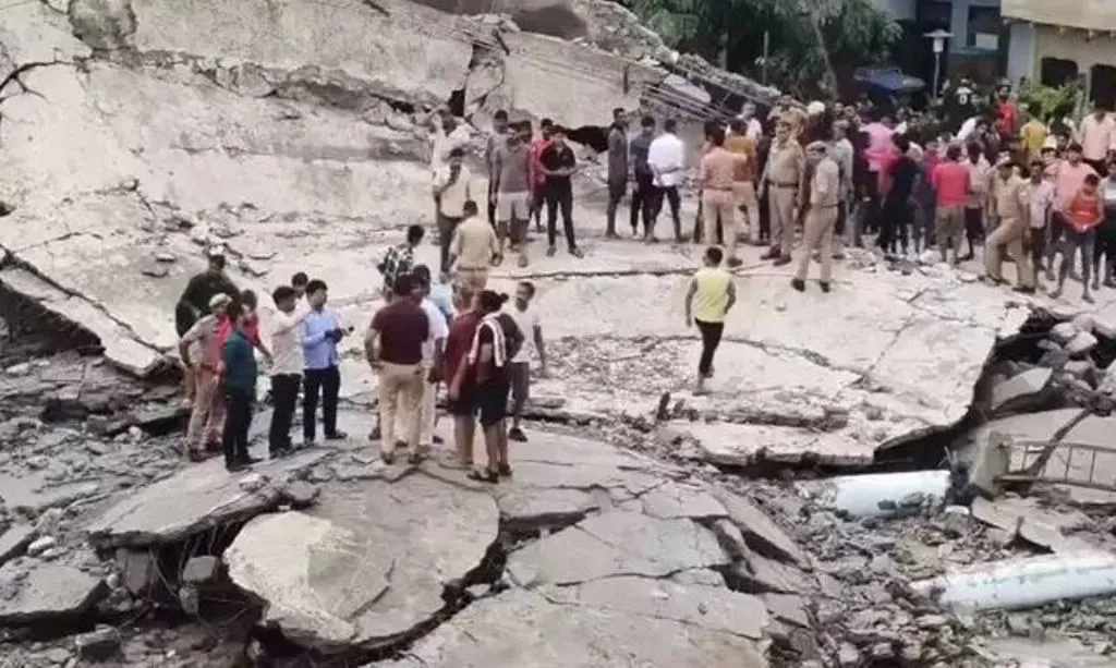 मथुरा: भरभराकर गिरी पानी की टंकी, मलबे में दबकर दो लोगों की मौत...12 घायल 