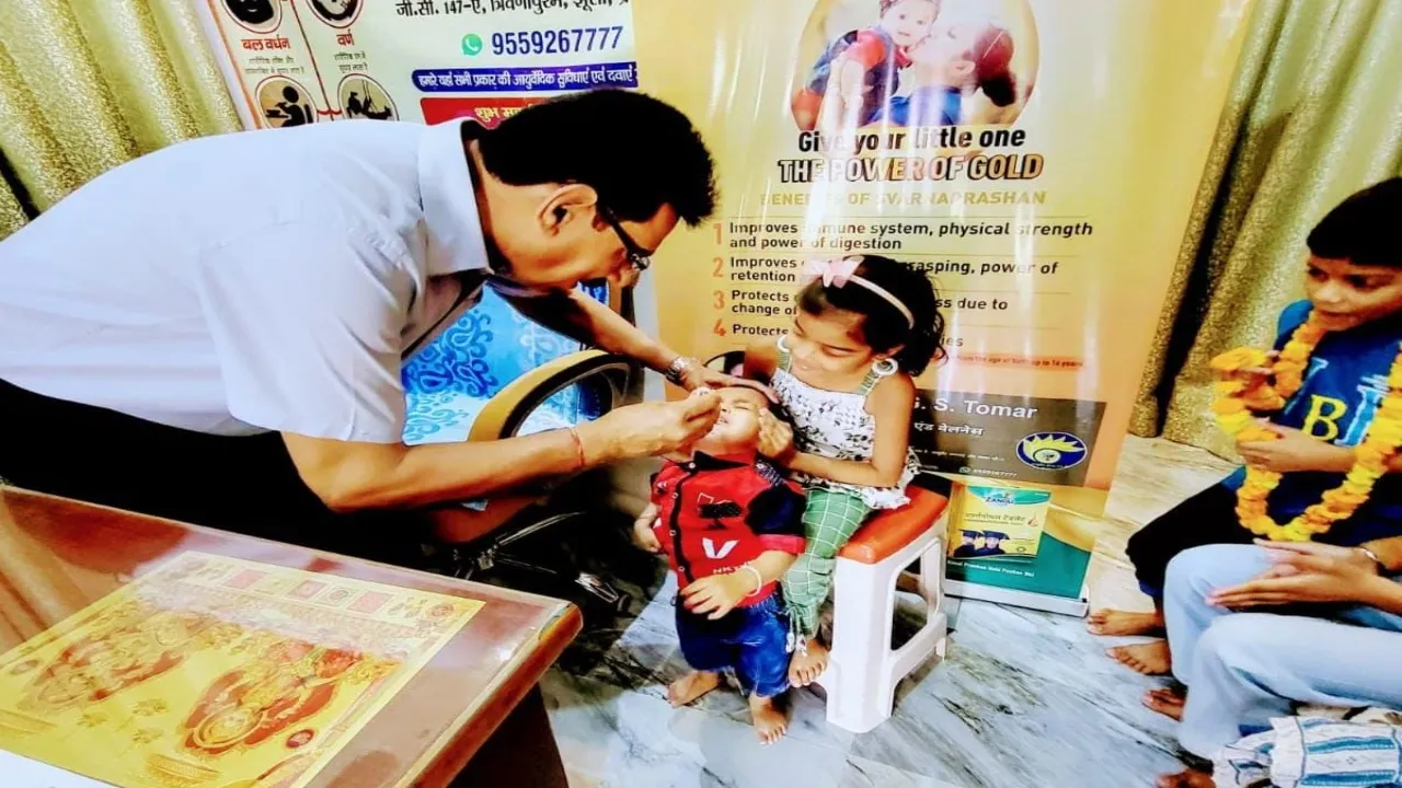 प्रयागराज : बच्चों की इम्युनिटी बढ़ाने को पिलाई गई स्वर्ण प्राशन की दूसरी खुराक