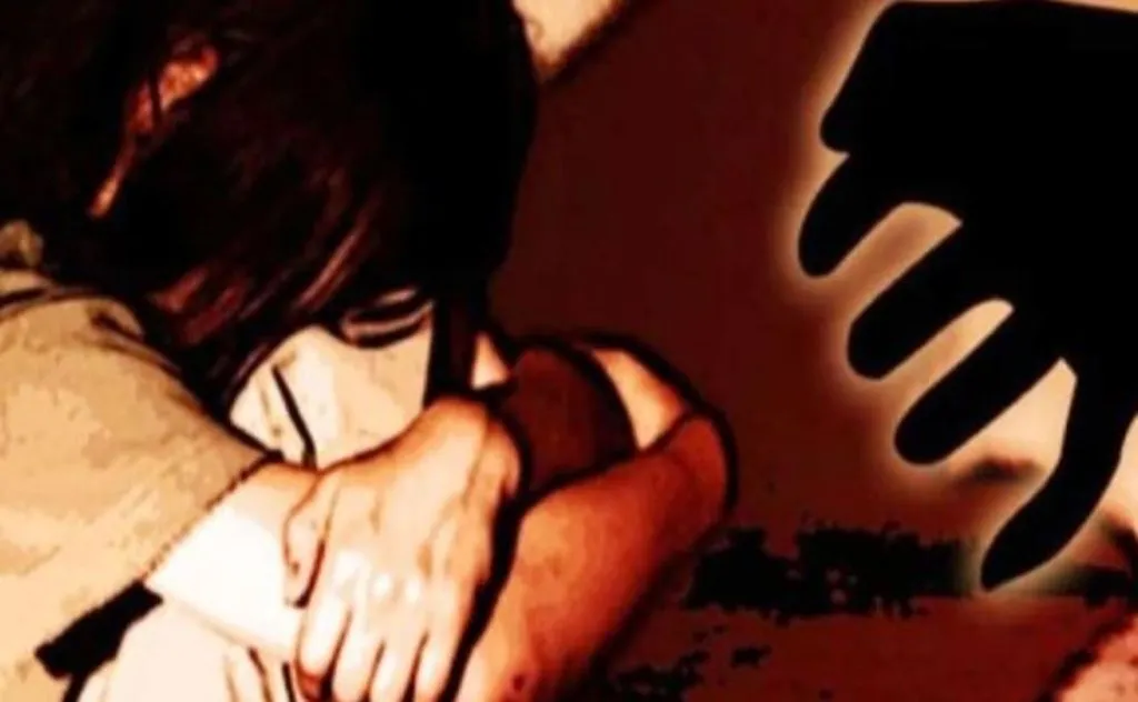 पीलीभीत: आम का लालच देकर बच्ची को बाग में ले जाकर की छेड़छाड़, आरोपी को बांधकर की गई पिटाई...जानें पूरा मामला 