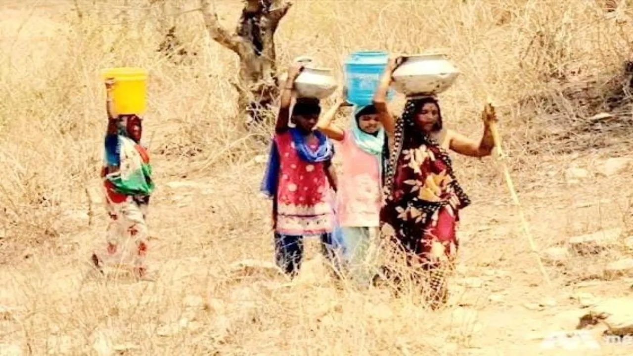 प्रयागराज : बारा में सरकारी हैण्डपंप से पानी के बदले निकल रही गर्म हवाएं 