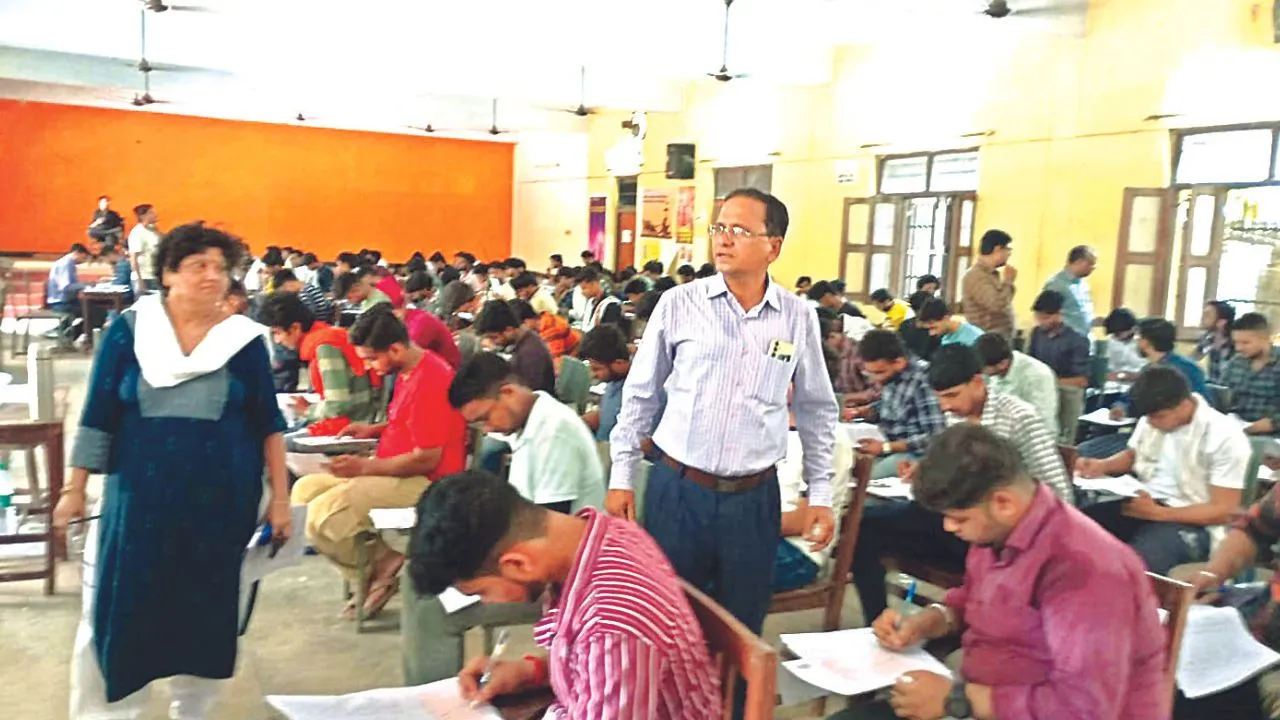 Kanpur: गर्मी के बीच परीक्षा, 12 कॉलेजों को नोटिस, विश्वविद्यालय प्रशासन ने बचाव के इंतजाम करने के दिए थे सख्त निर्देश