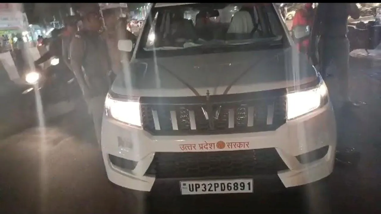 PCS अधिकारी की गाड़ी से उतारी गई थी नीली बत्ती, दो दारोगा लाइन हाजिर
