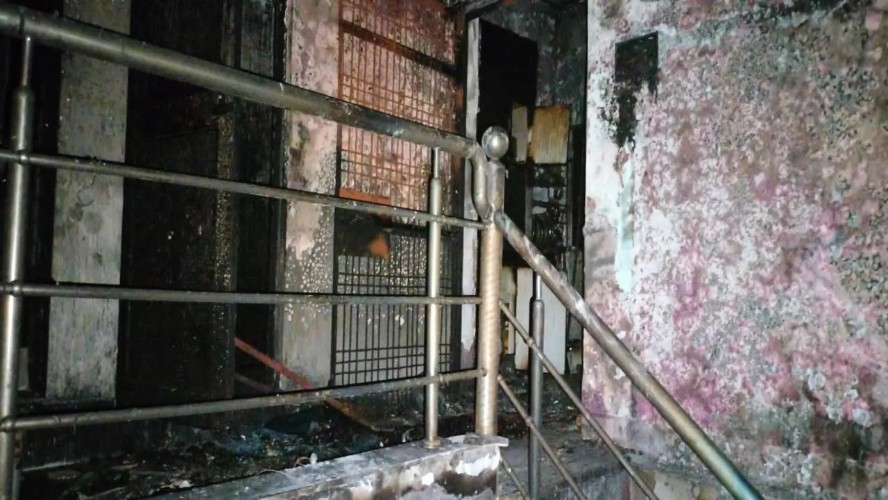 अग्निकांड : संदिग्ध परिस्थितियों में घर में लगी आग, 11 लोग झुलसे