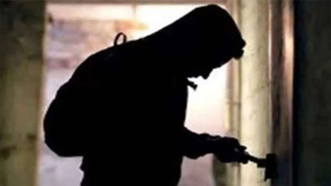 Kanpur Theft: रिटायर्ड अधिकारी के घर को चोरों ने बनाया निशाना, नकदी व जेवरात समेत इतने लाख का माल किया पार...