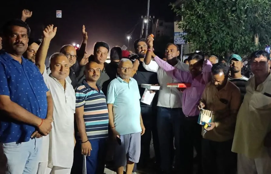 पीलीभीत: शपथ ग्रहण होते ही मना जश्न, बांटी मिठाई... ढोल नगाड़ों पर थिरके भाजपाई