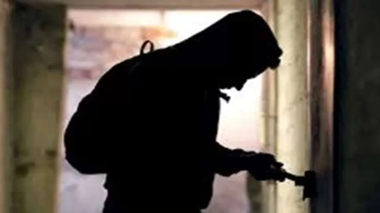 Kanpur Ghatampur Theft: घाटमपुर में चोरों ने घर से पार किया लाखों का माल, पुलिस बोली- जल्द करेंगे खुलासा