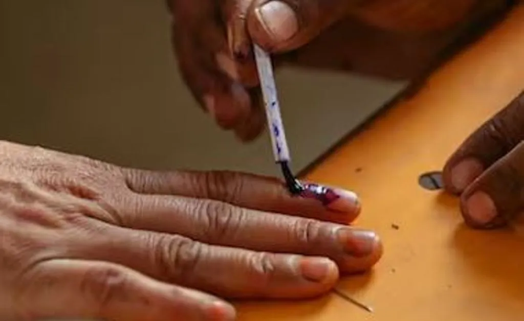 पश्चिम बंगाल में मतदान से पहले बवाल, बमबारी और हिंसा में आईएसएफ और टीएमसी के 10 कार्यकर्ता घायल