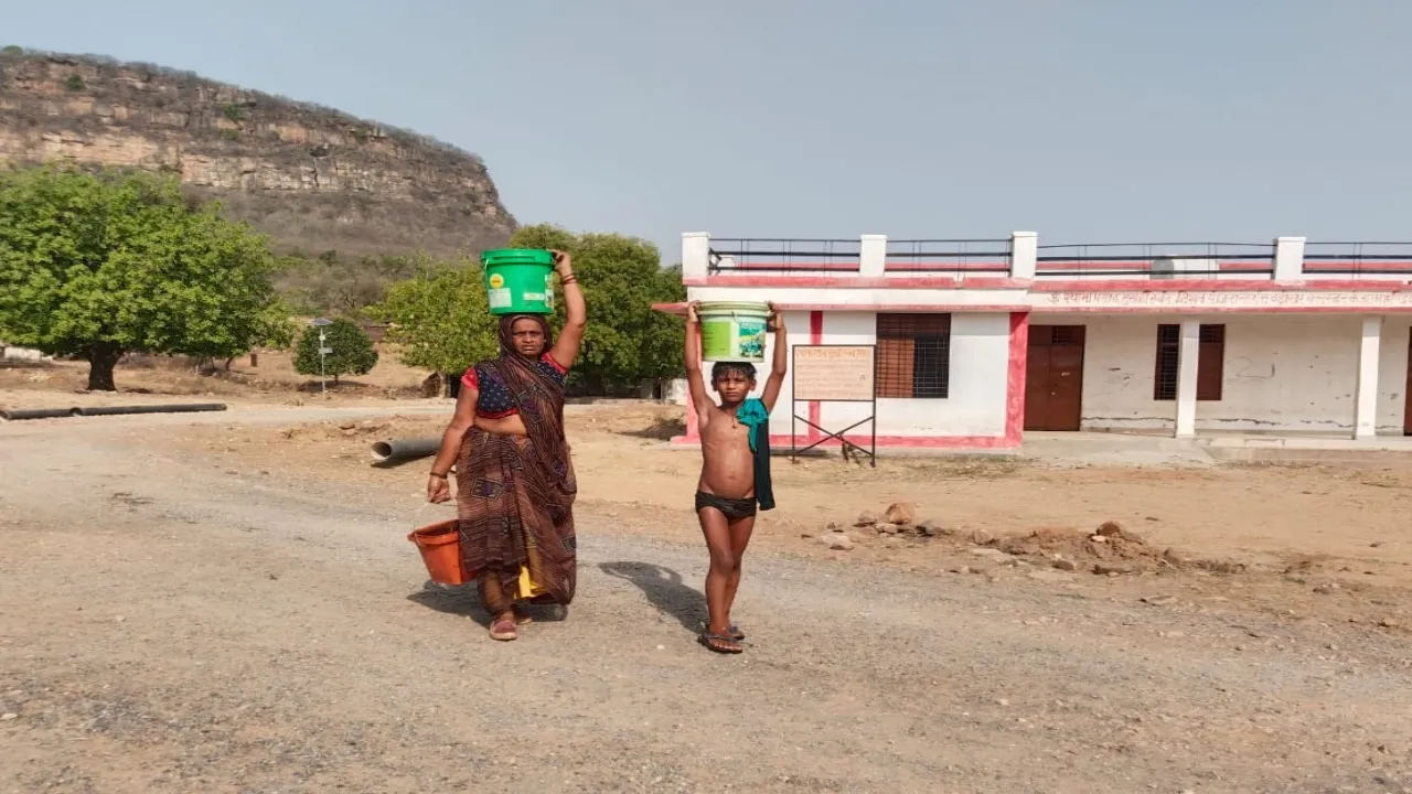 जलसंकट : तपती धूप में कई किलोमीटर दूर से लाना पड़ता है पानी