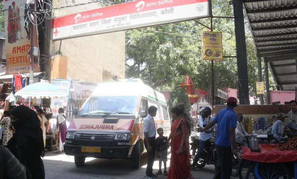 खबर का असर: जिला अस्पताल गेट पर खड़े नहीं होंगे ई रिक्शा, गार्ड किए तैनात