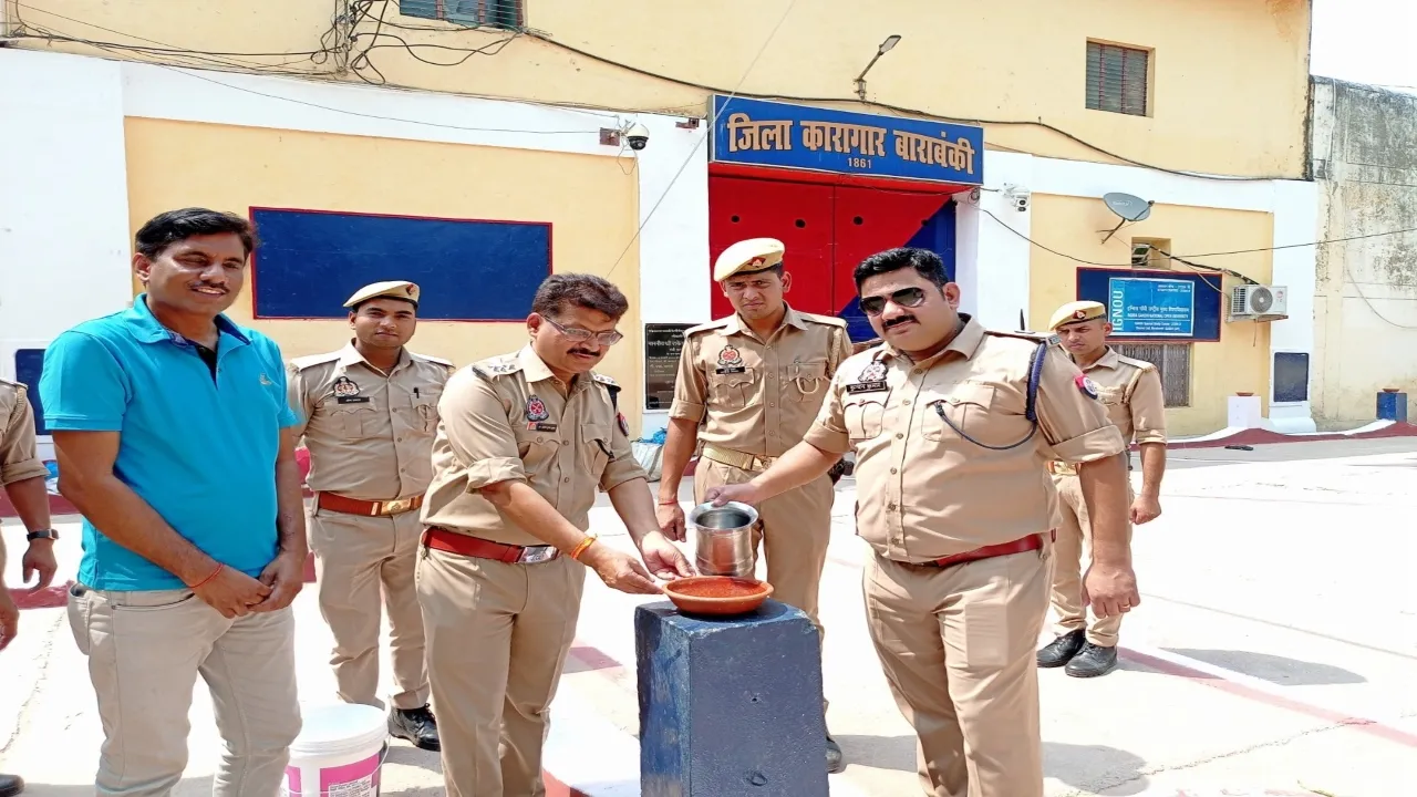  बाराबंकी :  मिट्टी के बर्तनों में पानी और दाना रखने की मुहिम चला रहे जेल अधीक्षक