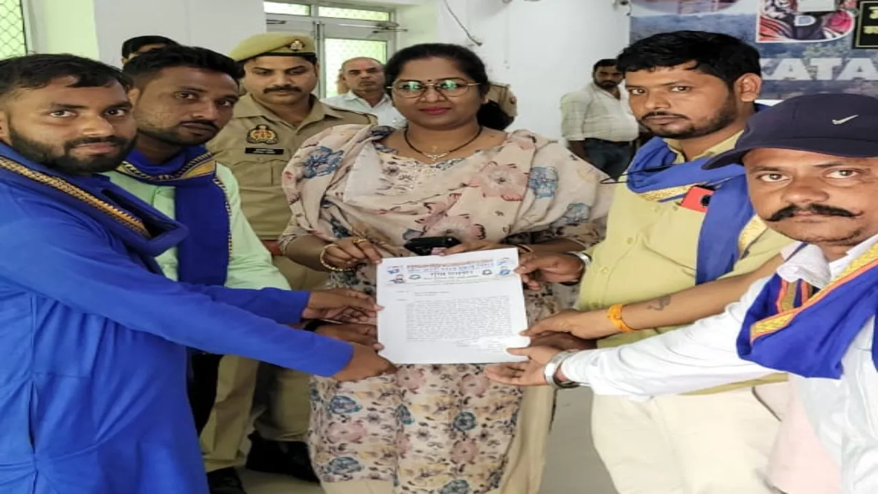 बहराइच : किसानों को अंदर बुलाया, फिर भीड़ बता मिलने से किया इंकार