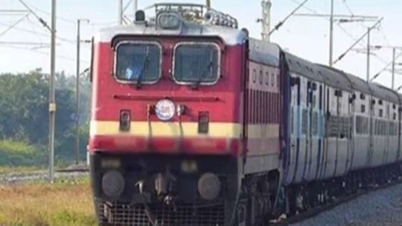 Kanpur News: पांच घंटे सेंट्रल स्टेशन पर खड़ी रही एलटीटी-सीतापुर एक्सप्रेस, यात्री हुए बेहाल, किया जमकर हंगामा