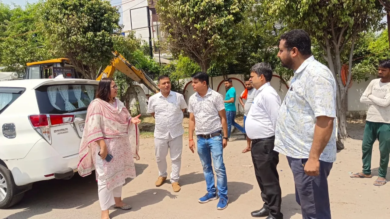 जलनिकासी का औचक निरीक्षण : बरसात से पहले शहर की सफाई देखने निकली DM नेहा शर्मा