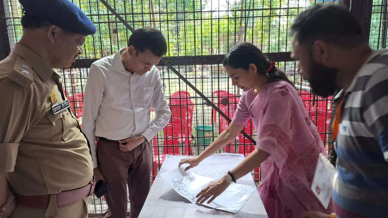 श्रावस्ती : आलाधिकारियों ने स्ट्रांगरूम व मतगणना स्थल का निरीक्षण कर लिया जायजा