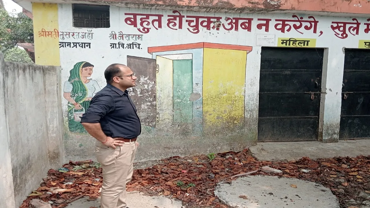  डीपीआरओ का निरीक्षण : गांव में गंदगी मिलने पर प्रधानों को नोटिस, चार सफाई कर्मी निलंबित 
