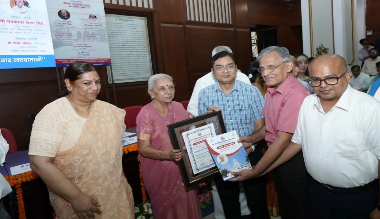 लखनऊ: 100 से अधिक बार रक्तदान कर चुके हैं डॉ. सूर्यकान्त, राज्यपाल ने किया सम्मानित