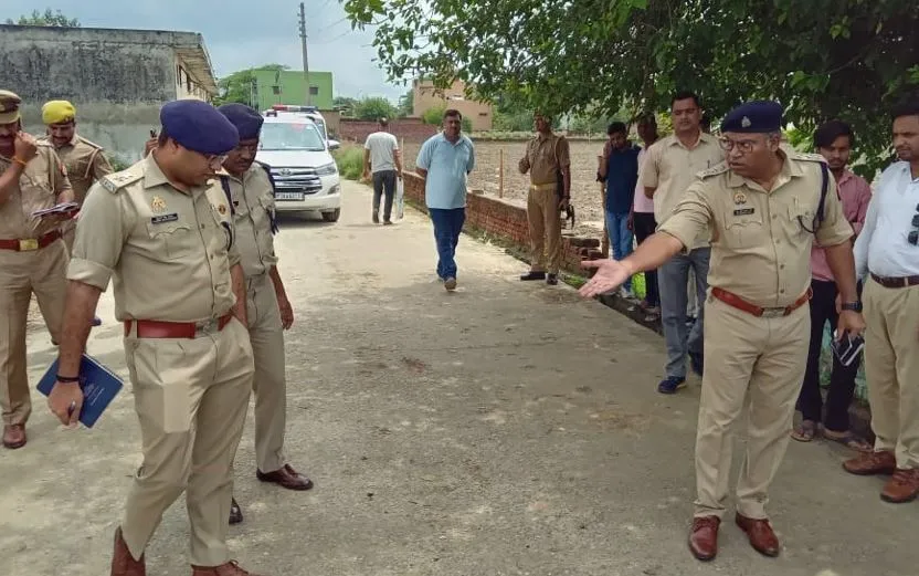 संभल: प्रथमा बैंक के असिस्टेंट मैनेजर का खून से सना सड़क पर मिला शव, परिवार में मचा कोहराम 