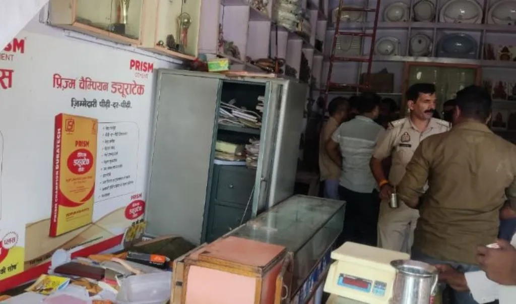शाहजहांपुर: बीजेपी नेता की दुकान से नगदी समेत लाखों के जेवर चोरी, व्यापारियों में दहशत 