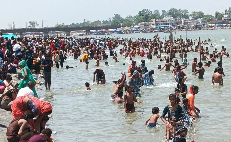 संभल: ज्येष्ठ दशहरा पर गंगा स्नान को उमड़े श्रद्धालु, कई जगह जाम के हालात