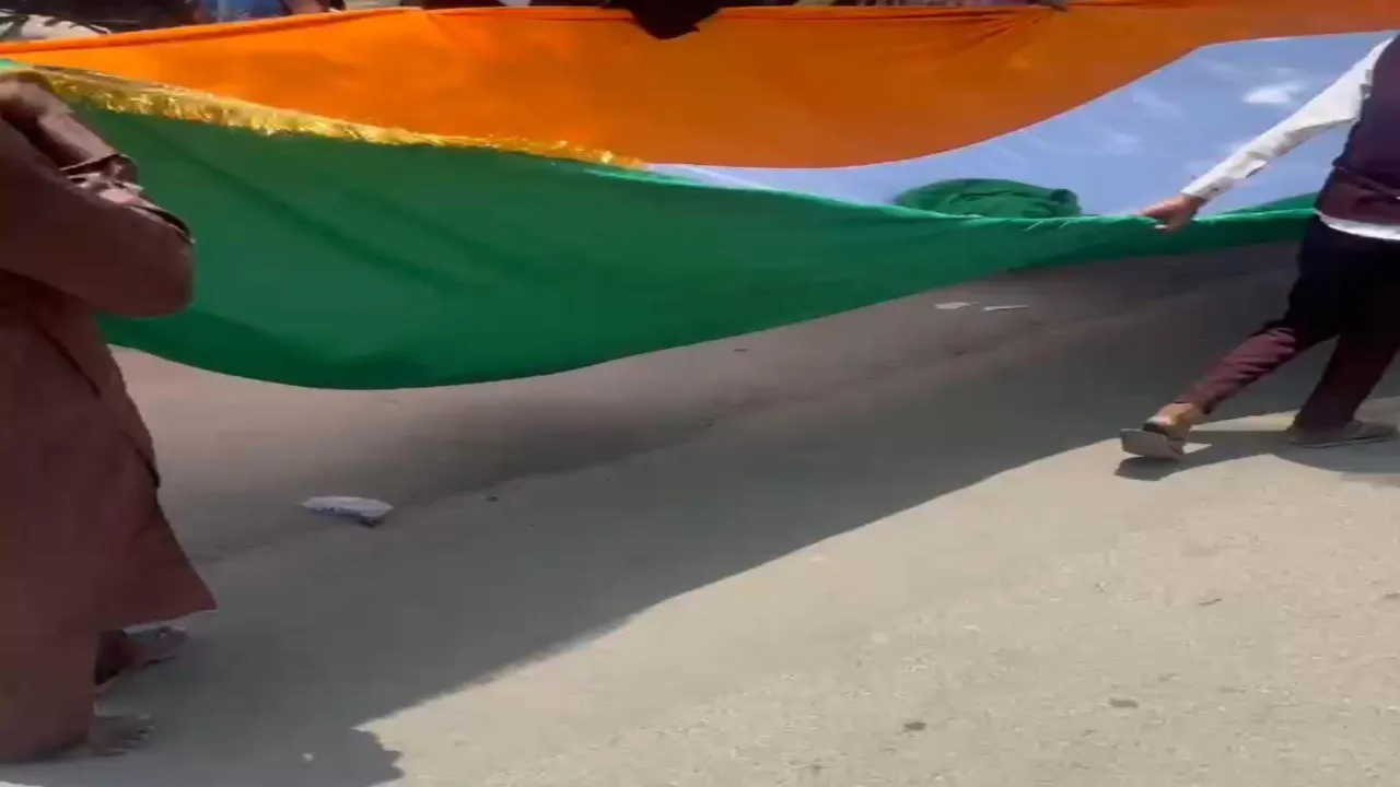 बहराइच : तिरंगा को बनाया चादर, हिंदू जागरण मंच ने जताई आपत्ति