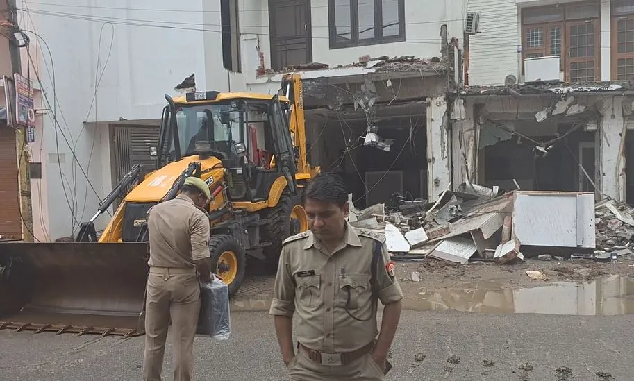 Bareilly Gang War: राजीव राणा के होटल पर चला बुलडोजर, भारी पुलिस फोर्स और BDA अधिकारी रहे मौजूद