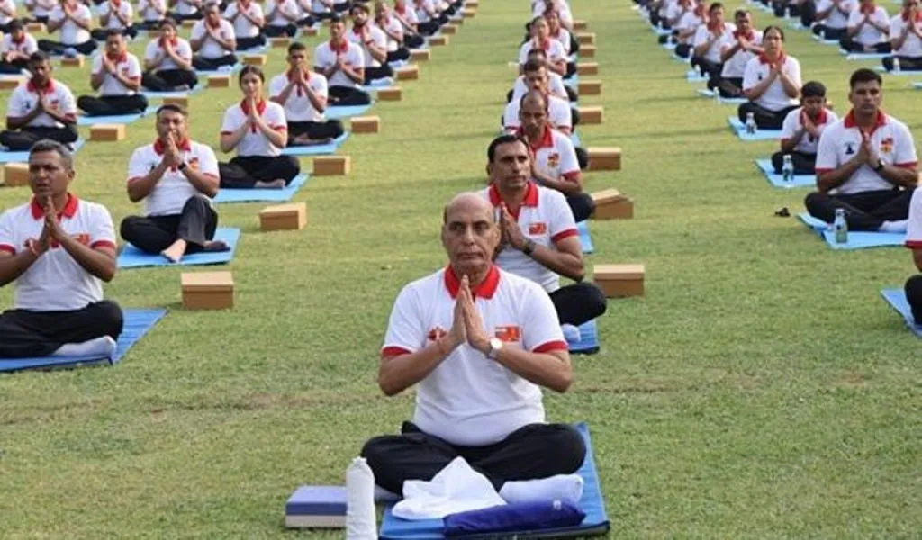 मथुरा: राजनाथ सिंह ने सैन्य कर्मियों के साथ किया योग, फिर बांके बिहारी के किए दर्शन