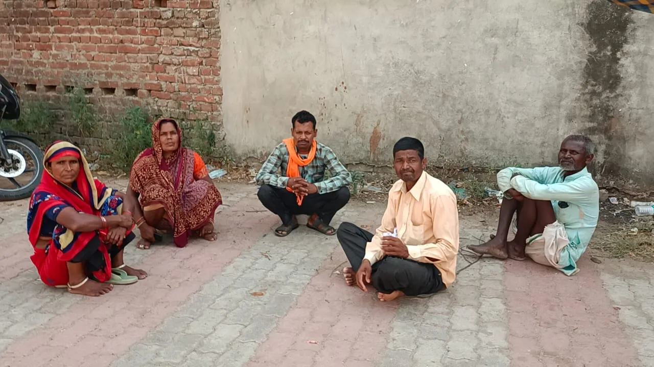 बहराइच : छप्पर पर सेमल का पेड़ गिरने से बुजर्ग दंपती की मौत