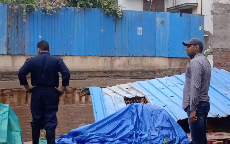 Delhi: वसंत विहार में दीवार गिरने से तीन मजदूरों की मौत...जानलेवा बारिश से अब तक 8 लोगों ने गंवाई जान