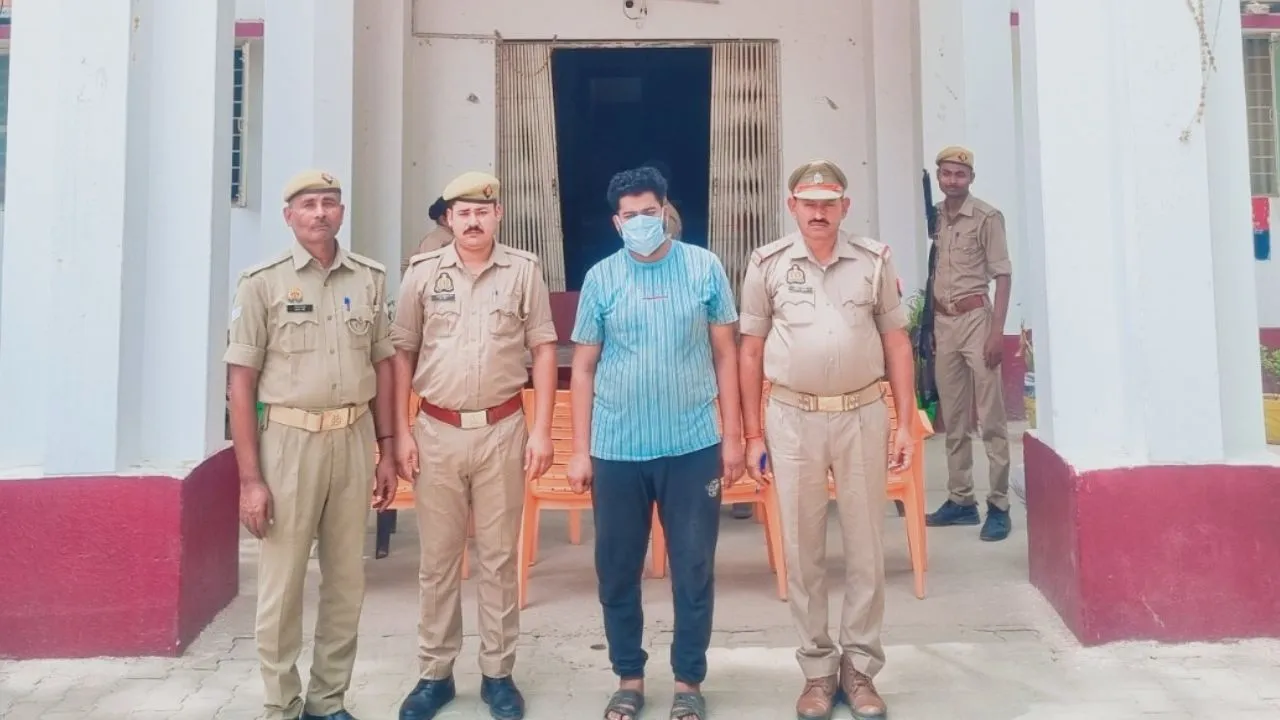 Fatehpur: हिंदू देवी-देवताओं पर युवक ने की अभद्र टिप्पणी, लोगों ने जमकर काटा हंगामा, पुलिस ने आरोपी को किया गिरफ्तार