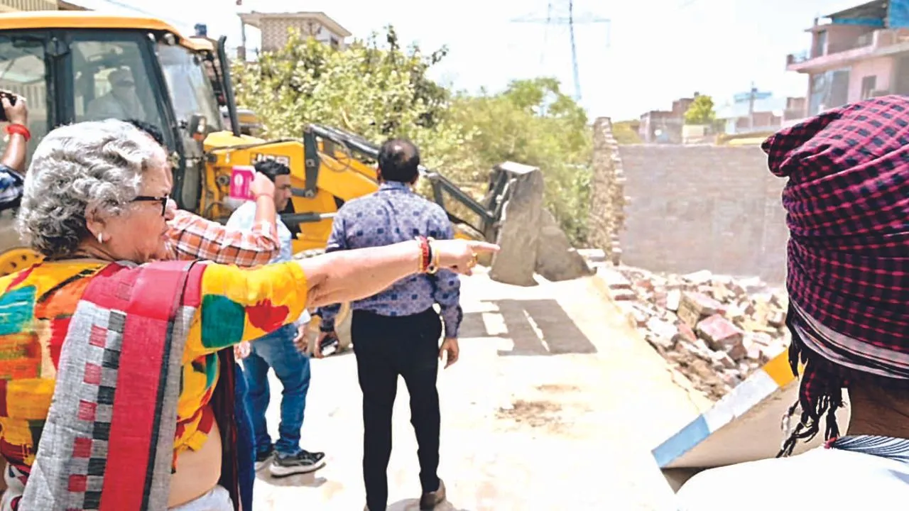 Kanpur: नाले के ऊपर बने पक्के-कच्चे मकानों पर चला बुलडोजर, नगर निगम महिला कर्मचारी अभियान रोकने को करती रही फोन