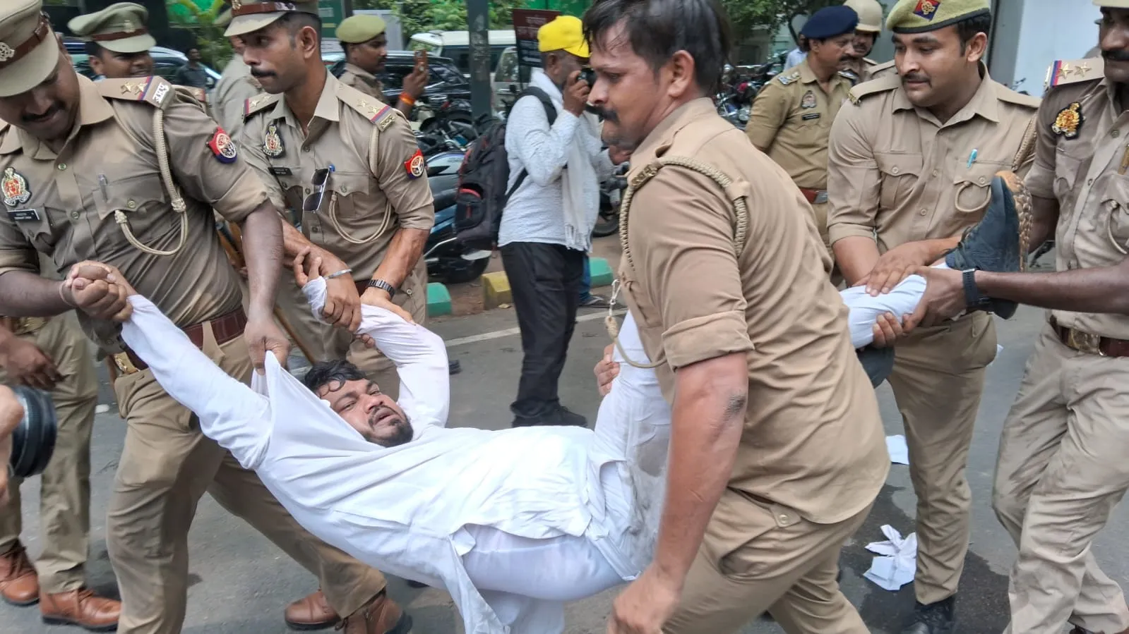 लखनऊ में नीट एग्जाम रद्द करने की मांग,  विधानभवन घेरने जा रहे प्रदर्शनकारियों को पुलिस ने लिया हिरासत में