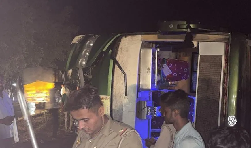 शाहजहांपुर: दो गोवंशीय पशुओं को टक्कर मारने के बाद पलटी बस, 15 यात्री घायल