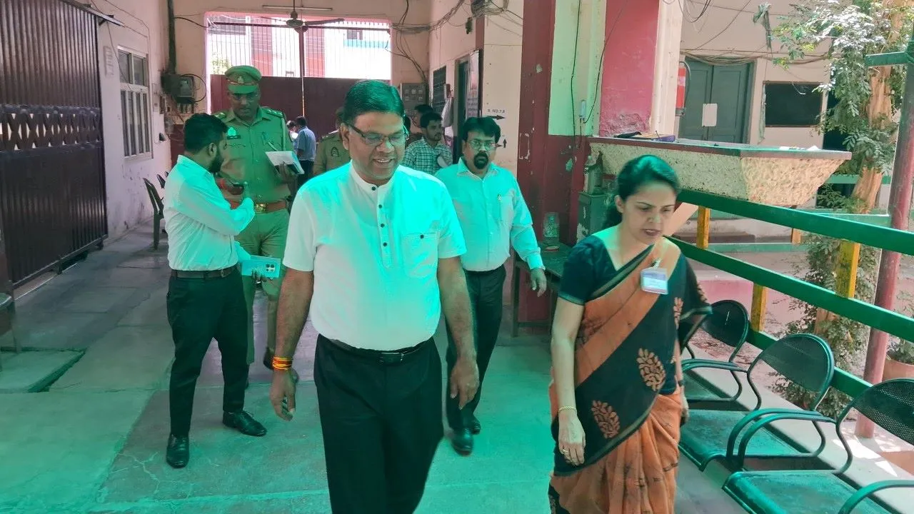 लखनऊ: 86 केंद्रों पर हो रही UPSC परीक्षा, मंडलायुक्त और DM ने केंद्रों  का किया निरीक्षण