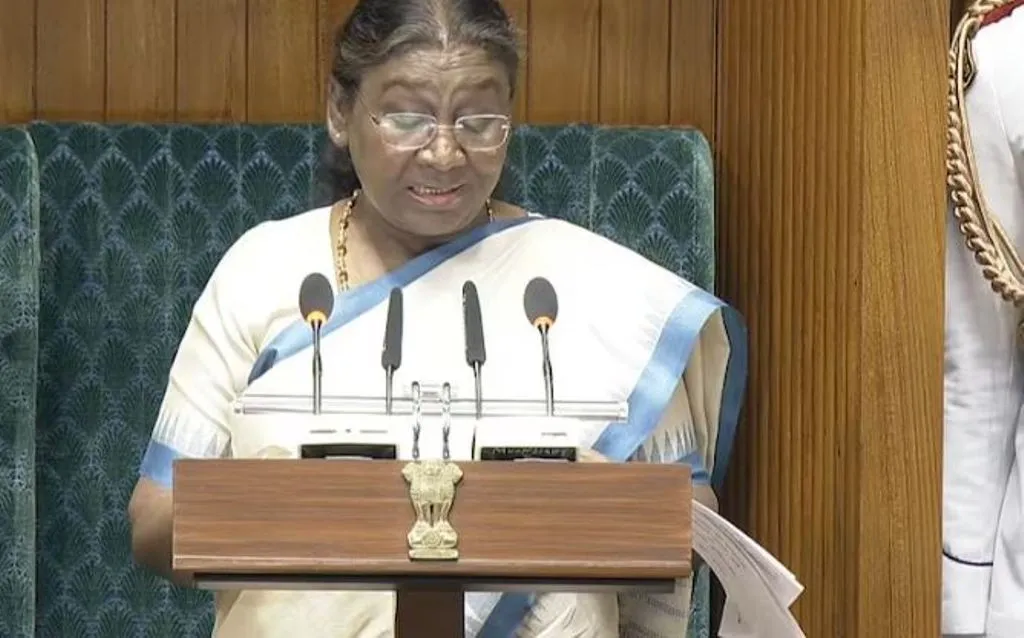 संसद में राष्ट्रपति मुर्मू ने अपने अभिभाषण में कहा- संविधान पर सीधे हमले का सबसे बड़ा और काला अध्याय था आपातकाल