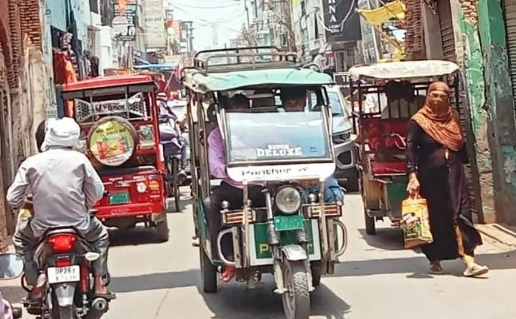 पीलीभीत: ई-रिक्शा की हो रही कोडिंग, रंगों से होगी रूट की पहचान...ताकि सड़कों पर न लग पाए जाम