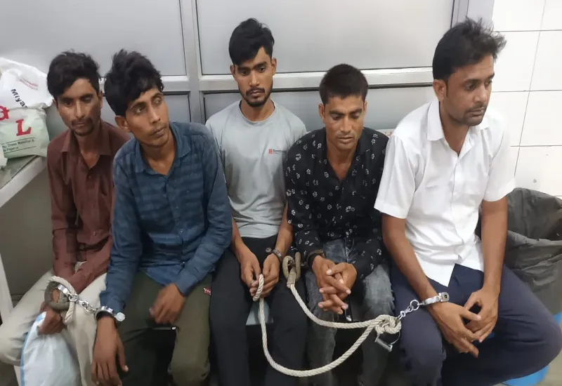 संभल : दांतों से काटा, वर्दी फाड़ी....पुलिस पर लाठी-डंडों से हमला कर गैंगस्टर को छुड़ाया, पांच गिरफ्तार