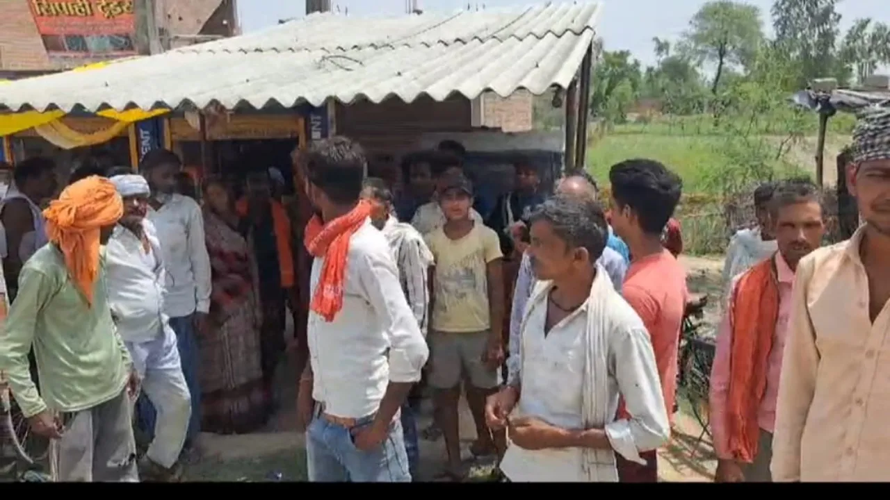 गोंडा : तालाब सौंदर्यीकरण कार्य में लगे श्रमिकों को पुलिस ने दौड़ाया