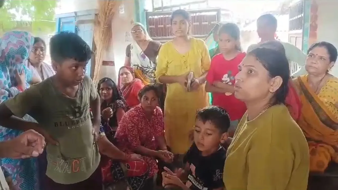 Fatehpur: पूर्व प्रधान के बेटे को भाजपा नेत्री के भतीजे ने मारी गोली; हालत गंभीर, कानपुर रेफर, तीन राउंड फायर झोंककर भागे हमलावर 