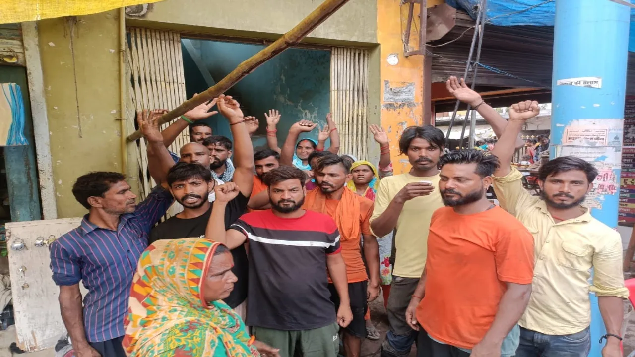 कार्य बहिष्कार की चेतावनी : मानदेय न मिलने पर सफाईकर्मियों का प्रदर्शन