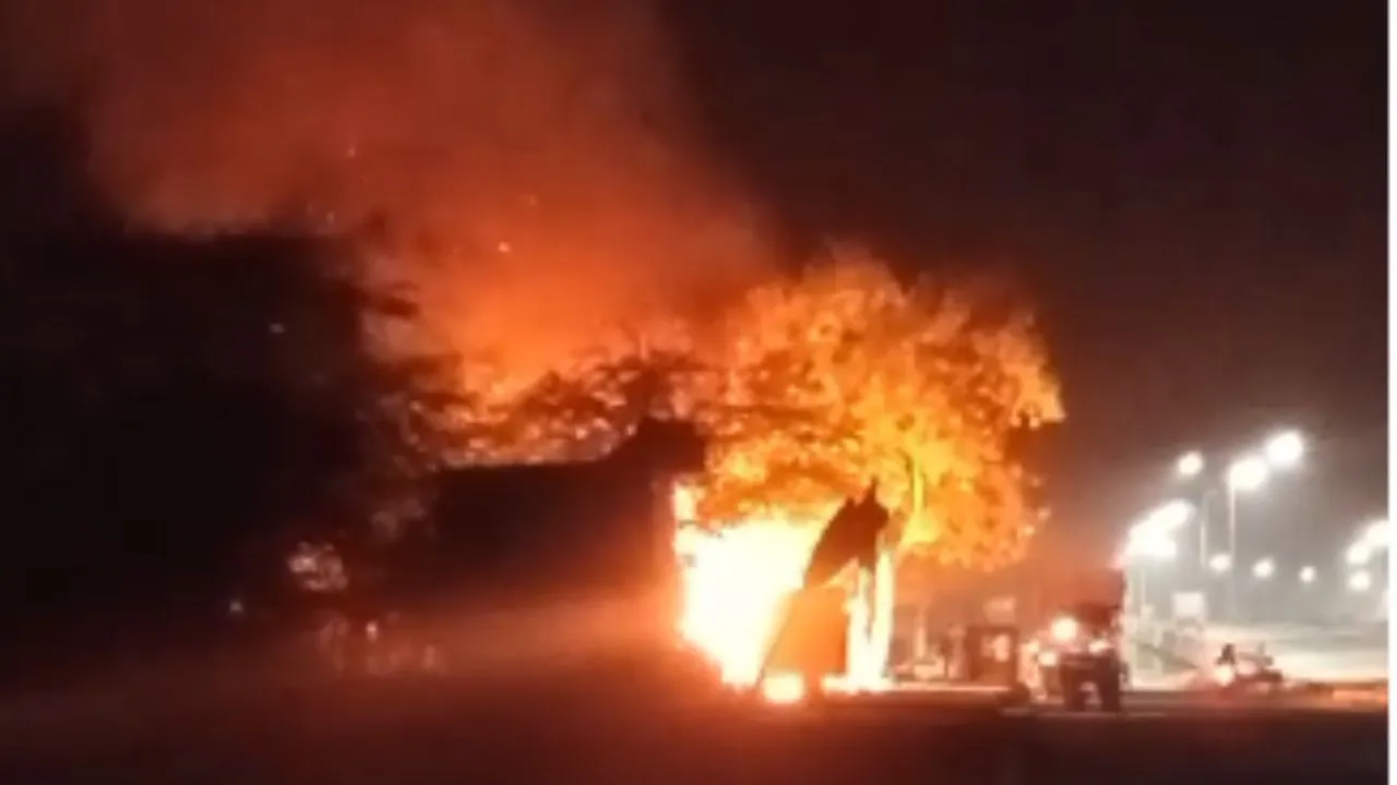 Fatehpur Fire: दुकान में लगी भीषण आग...ऊंची-ऊंची उठने लगी लपटें, दमकल कर्मियों ने पाया काबू