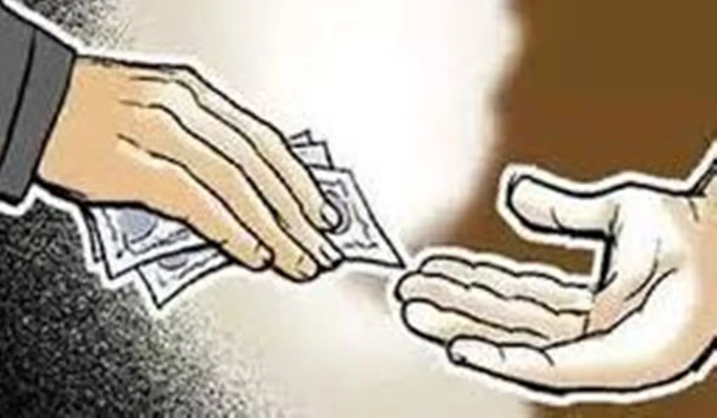 पांच हजार की रिश्वत लेते हुए बीसलपुर में पकड़ा गया रामपुर का चकबंदी लेखपाल, रिपोर्ट दर्ज