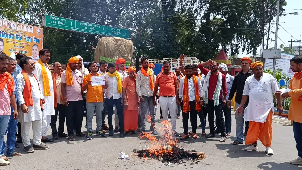 आतंकी हमले का विरोध : बजरंग दल के कार्यकर्ताओं ने फूंका पाकिस्तान का पुतला