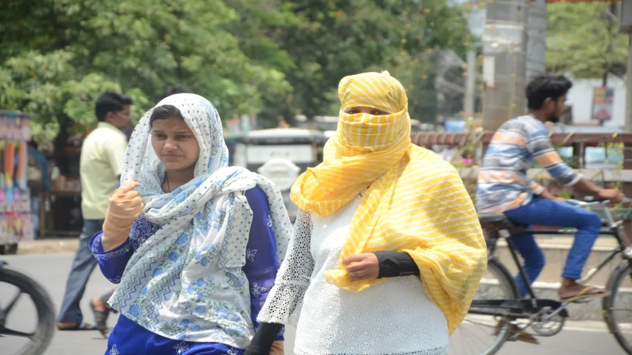 बाराबंकी : भीषण गर्मी के बीच बिजली की ट्रिपिंग से लोग हुए बेहाल