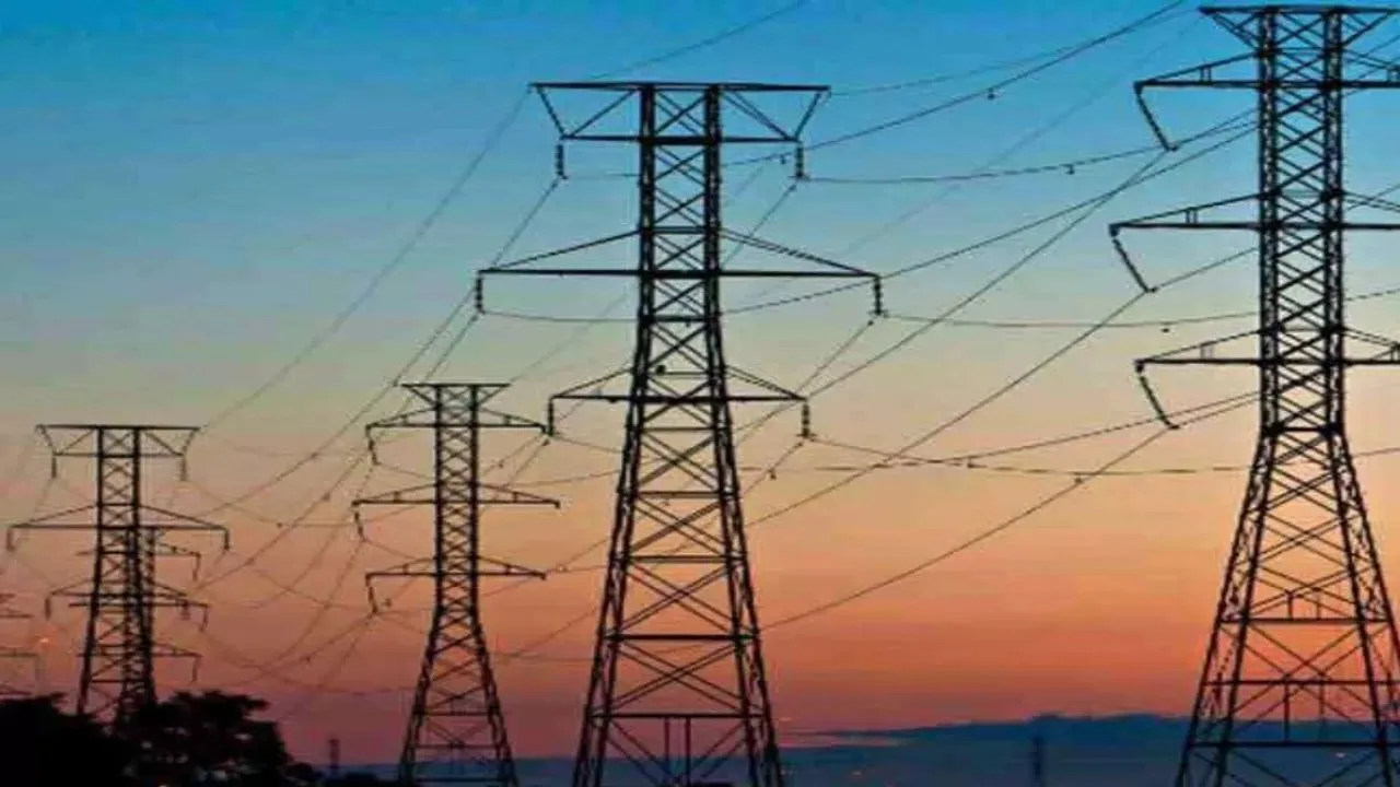 Kanpur: बिजली की आंख मिचौली बनी आफत, बहुमंजिली इमारतों में लोग बीस रुपए बाल्टी में पानी लेने को मजबूर